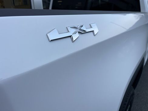 Used 2024 GMC Sierra 1500 SLT image 8