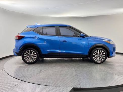 Used 2022 Nissan Kicks SV FWD image 9