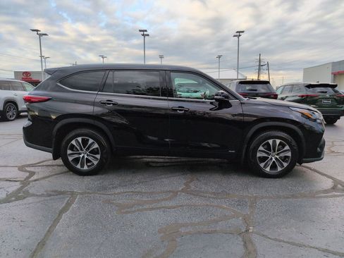 Used 2022 Toyota Highlander XLE AWD/4WD image 6