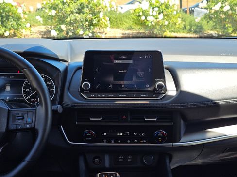 Used 2025 Nissan Rogue SV image 25