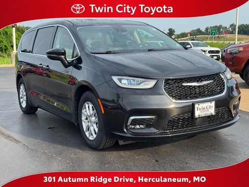 Used 2023 Chrysler Pacifica Touring-L FWD image 1