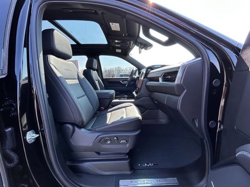 Used 2025 GMC Yukon XL Denali w/ Sun & Power Step Package image 23