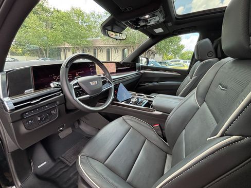 Used 2025 Cadillac Escalade ESV Premium Luxury w/ LPO, Radiant Package AWD/4WD image 14