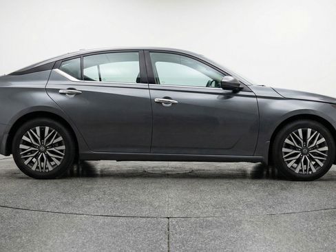 Used 2025 Nissan Altima 2.5 SV image 11