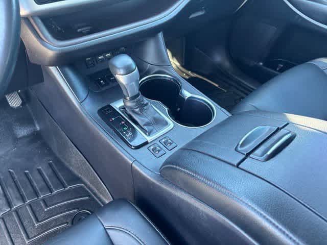 Used 2019 Toyota Highlander XLE FWD image 16