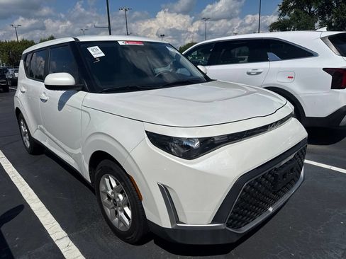 Used 2024 Kia Soul LX w/ Option Group 015 FWD image 2