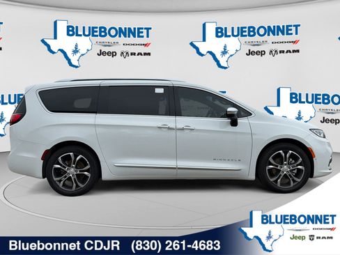 New 2026 Chrysler Pacifica Pinnacle w/ Trailer Tow Group FWD image 4