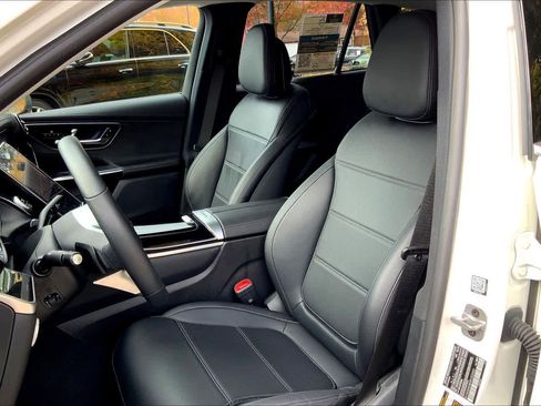 Used 2024 Mercedes-Benz GLC 300 4MATIC w/ Driver Assistance Package image 8