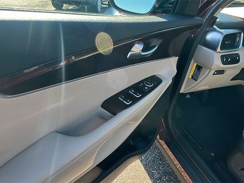 Used 2017 Kia Sorento EX image 12