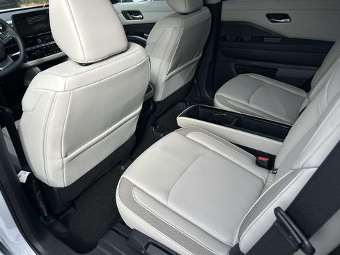 New 2026 Nissan Pathfinder SL w/ SL Premium Package AWD/4WD image 17