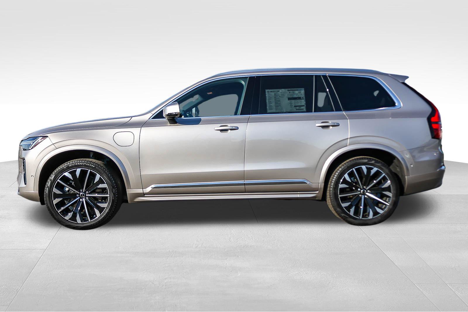 New 2026 Volvo XC90 T8 Plus w/ Protection Package Premier AWD/4WD image 7