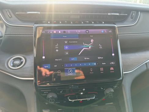 Used 2022 Jeep Grand Cherokee L Limited RWD image 11