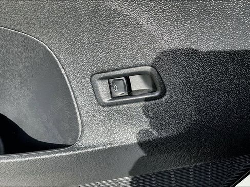 Used 2025 Volkswagen Atlas Cross Sport SE image 33