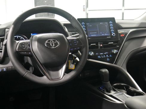Used 2024 Toyota Camry SE image 13