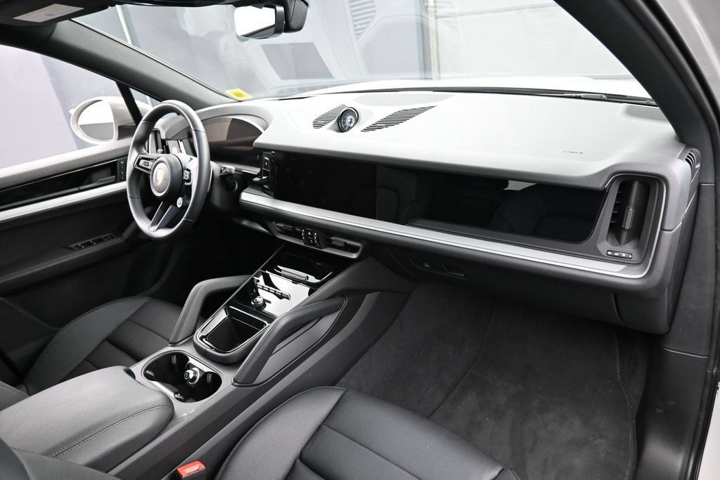 Certified 2025 Porsche Cayenne S AWD/4WD image 32