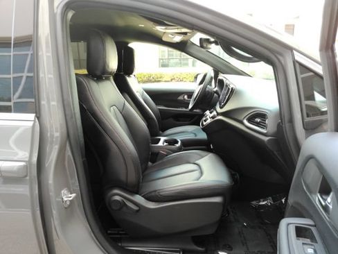 Used 2025 Chrysler Pacifica Select FWD image 22