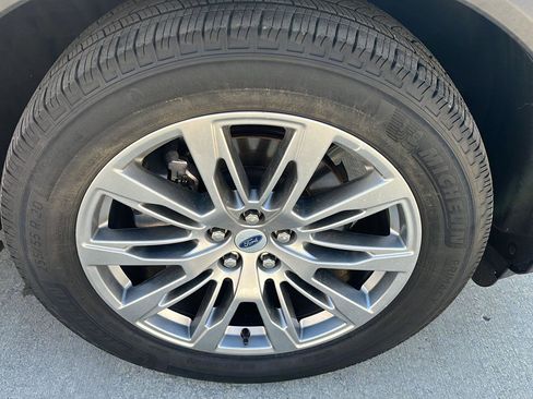 Used 2025 Ford Explorer Platinum image 37