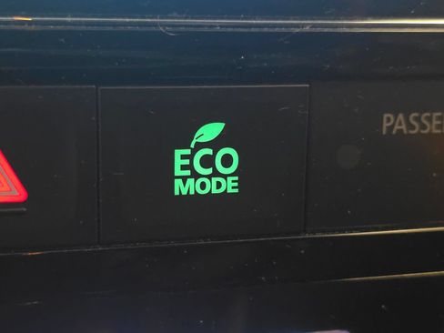 Used 2018 Mitsubishi Outlander 4WD Plug-In Hybrid image 13