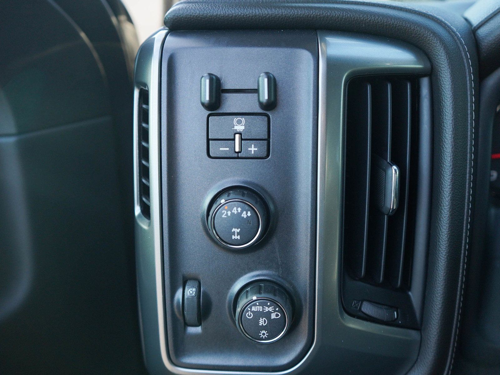 Used 2019 Chevrolet Silverado 2500 LTZ w/ Midnight Edition AWD/4WD image 24