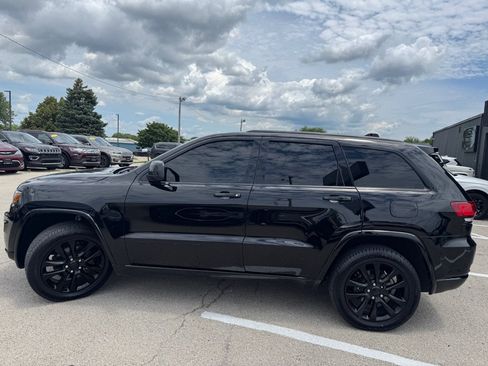 Used 2019 Jeep Grand Cherokee Altitude AWD/4WD image 4