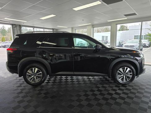Used 2025 Nissan Pathfinder SL image 2