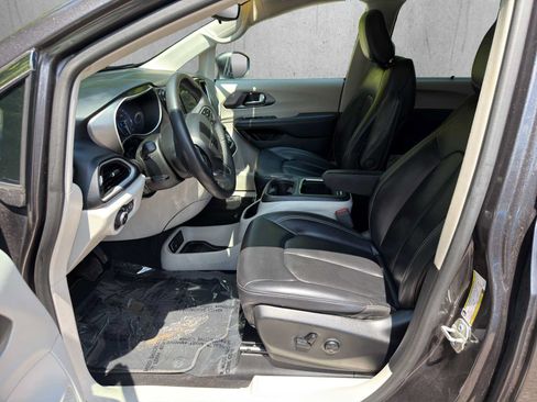 Used 2023 Chrysler Pacifica Touring-L FWD image 10
