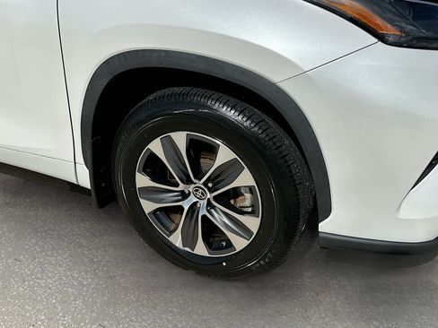 Used 2024 Toyota Highlander XLE FWD image 32