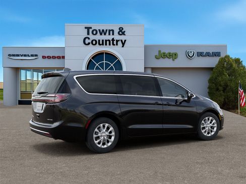 New 2026 Chrysler Pacifica Limited image 4