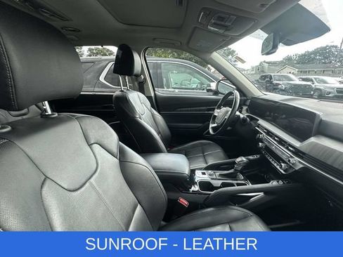 Used 2024 Kia Telluride EX w/ EX Captain's Chair Package FWD image 2