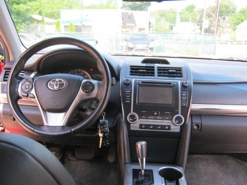 Used 2014 Toyota Camry SE w/ Moonroof Package FWD image 11
