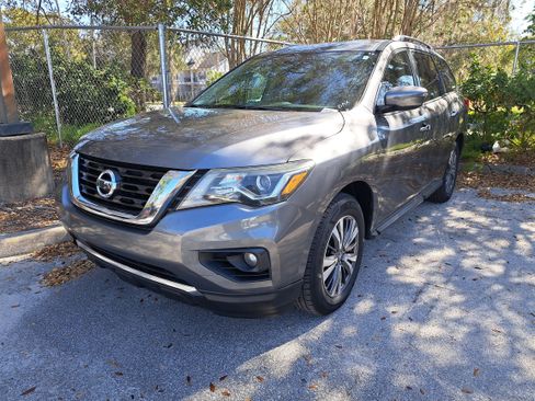 Used 2018 Nissan Pathfinder SV image 3