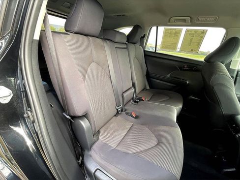 Used 2024 Toyota Highlander LE image 32