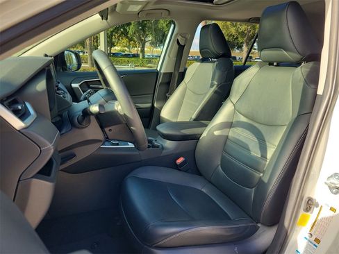 Used 2021 Toyota RAV4 XLE Premium image 17