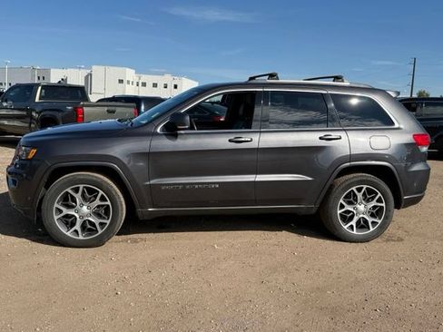 Used 2018 Jeep Grand Cherokee Limited AWD/4WD image 2