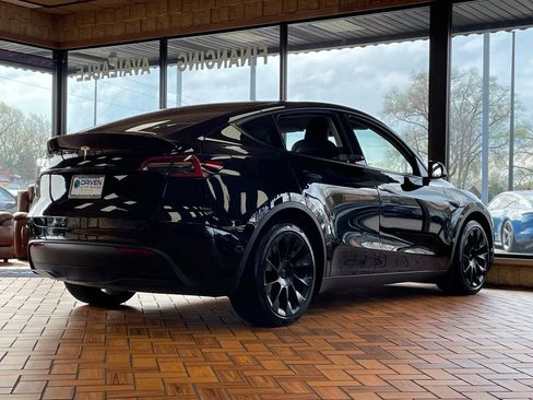Used 2022 Tesla Model Y Long Range image 10