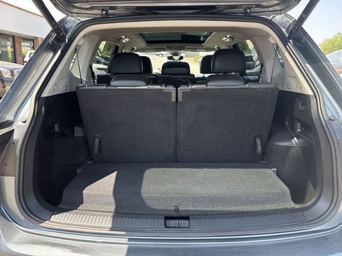 Used 2022 Volkswagen Tiguan SE w/ Panoramic Sunroof Package FWD image 21