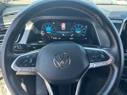Certified 2025 Volkswagen Atlas Cross Sport SE FWD image 9