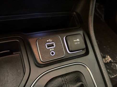 Used 2019 Jeep Cherokee Latitude Plus w/ Comfort/Convenience Group FWD image 30