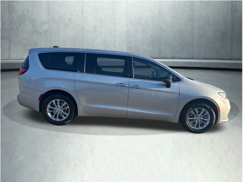 New 2026 Chrysler Pacifica Select image 6