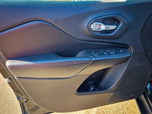 Used 2019 Jeep Cherokee Trailhawk w/ Cold Weather Group image 9