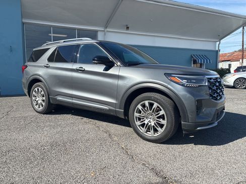 Used 2025 Ford Explorer Platinum image 3