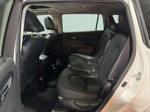 Used 2024 Toyota Highlander XLE AWD/4WD image 27