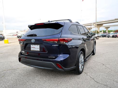 Used 2024 Toyota Highlander Limited FWD image 7