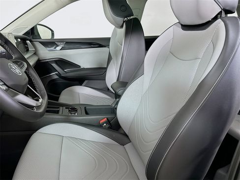 New 2026 Volkswagen Tiguan SE image 8