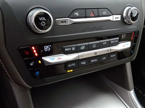 Used 2020 Ford Explorer Platinum w/ Premium Technology Package AWD/4WD image 23