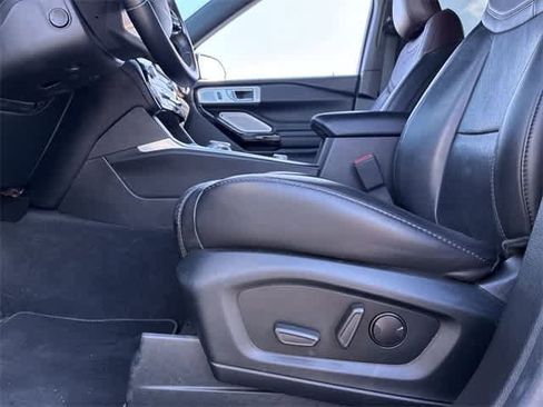 Used 2022 Ford Explorer Platinum w/ Equipment Group 601A image 18