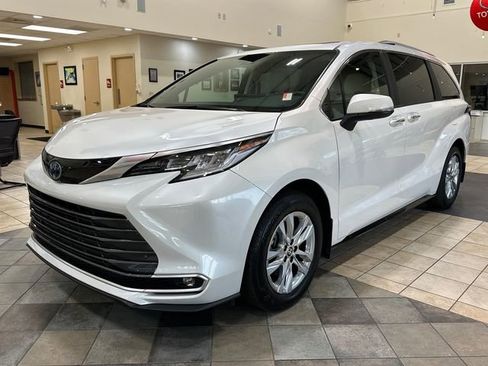 Used 2025 Toyota Sienna Limited image 7