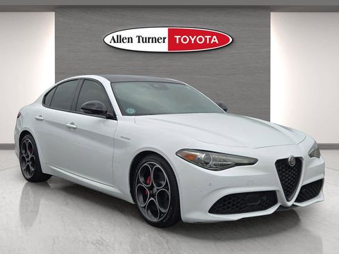 Used 2022 Alfa Romeo Giulia Veloce RWD image 1