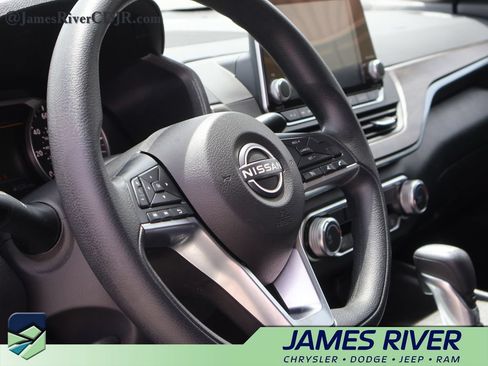 Used 2025 Nissan Altima 2.5 SV FWD image 24
