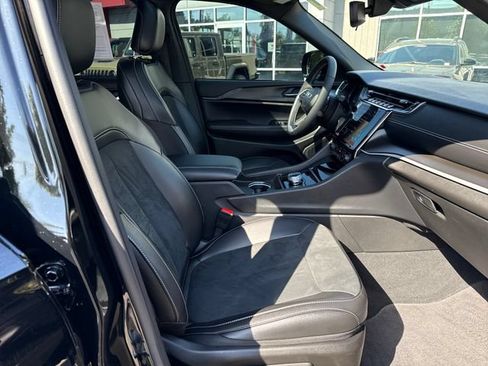 Used 2024 Jeep Grand Cherokee Altitude AWD/4WD image 9